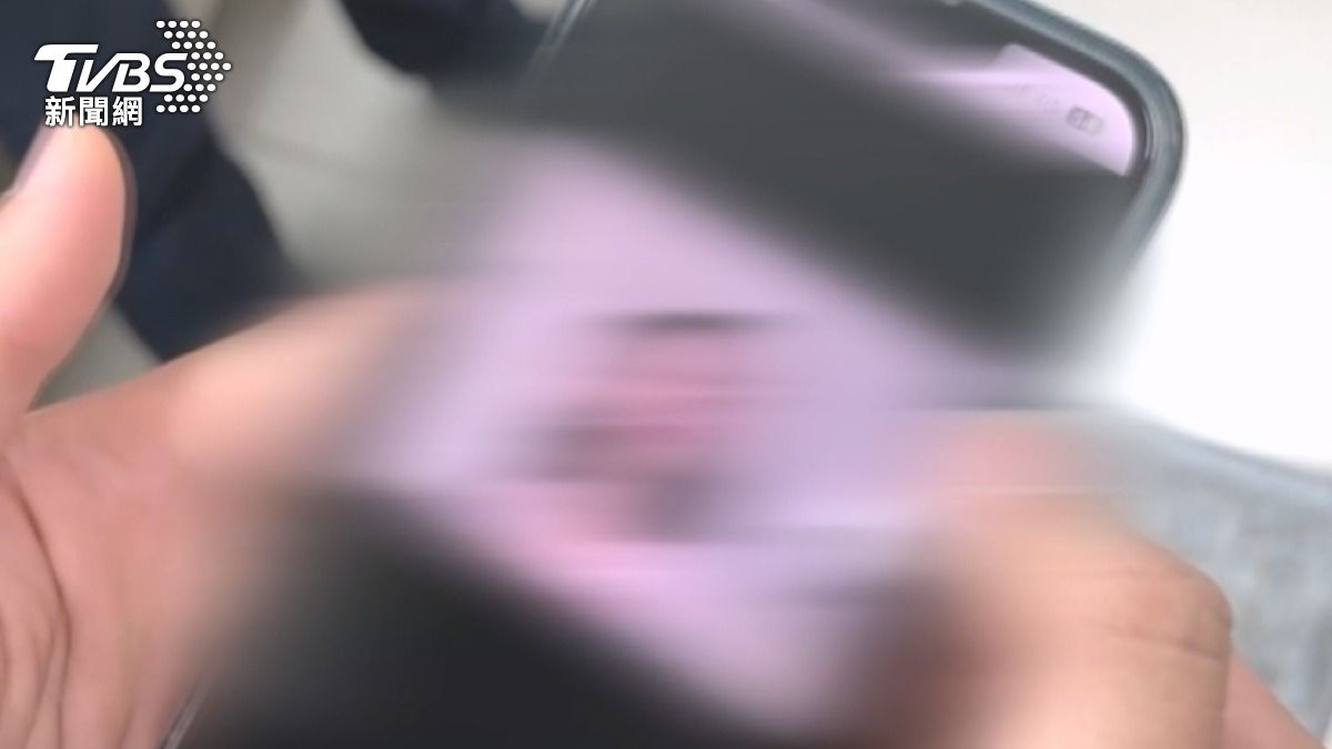 警方利用手機的智慧鏡頭功能,上網查找證據,勸阻受騙男子。(圖/TVBS)