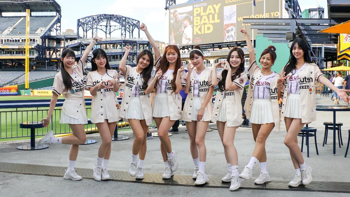 意外登上MLB大螢幕!樂天女孩俏皮擺拍 她「握手大谷翔平」圓夢