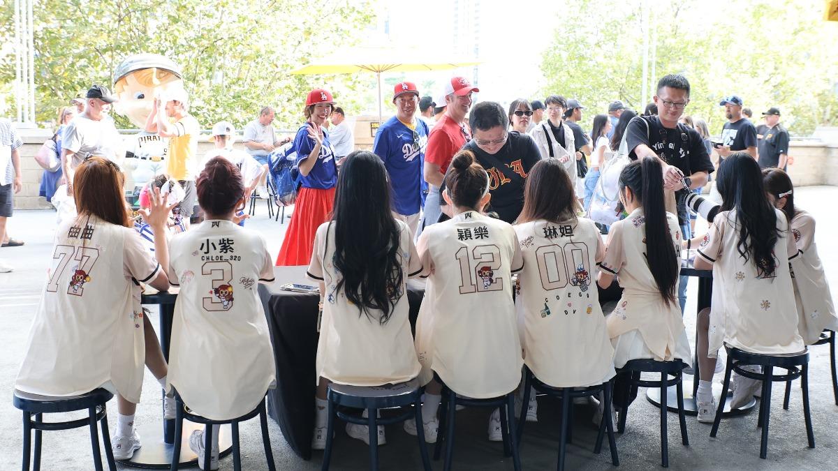 樂天女孩為球迷服務。(圖/樂天桃猿提供)