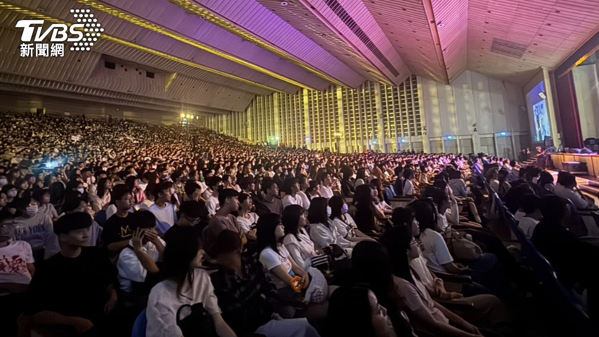 東海大學新生晚會3000多人爆棚，宛如演唱會。(圖/東海大學 提供)