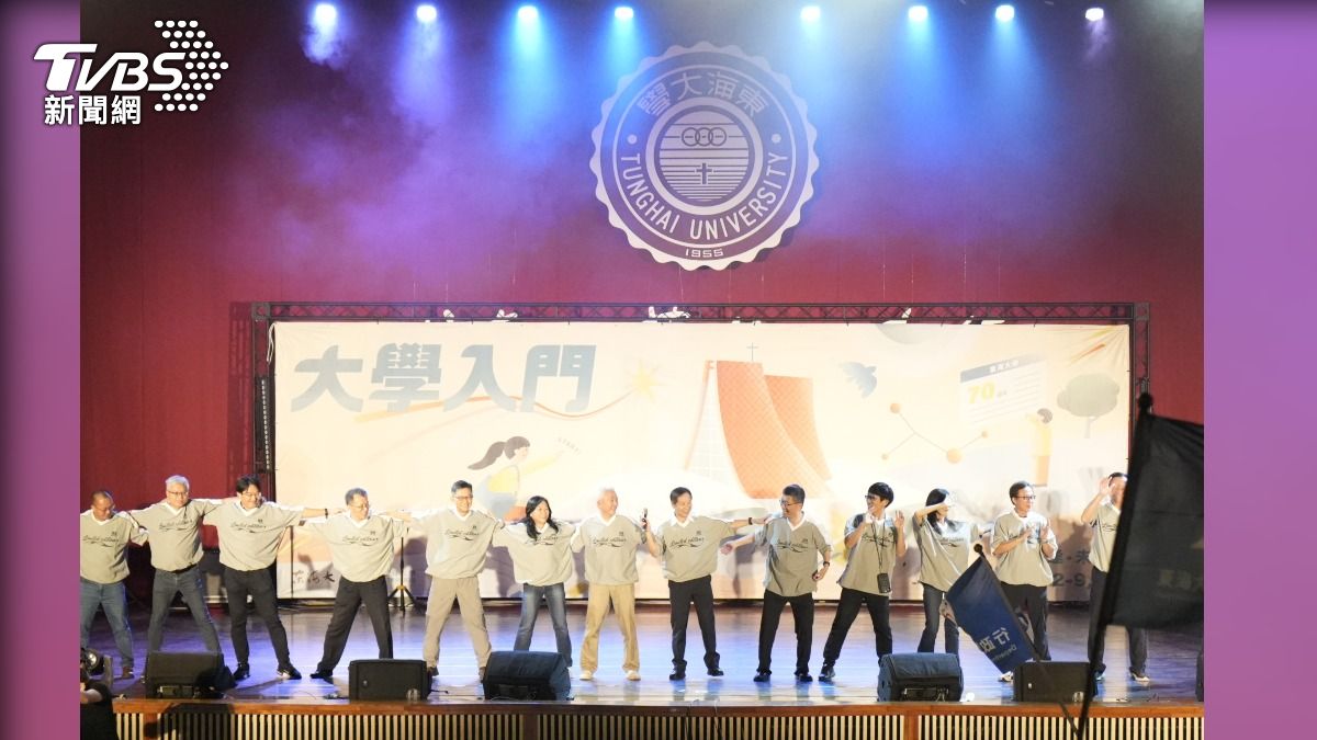 校長張國恩以棒球與AI精神勉勵新生勇敢上場,更帶領一級主管大跳「台灣尚勇棒球應援舞」。(圖/ 東海大學 提供)