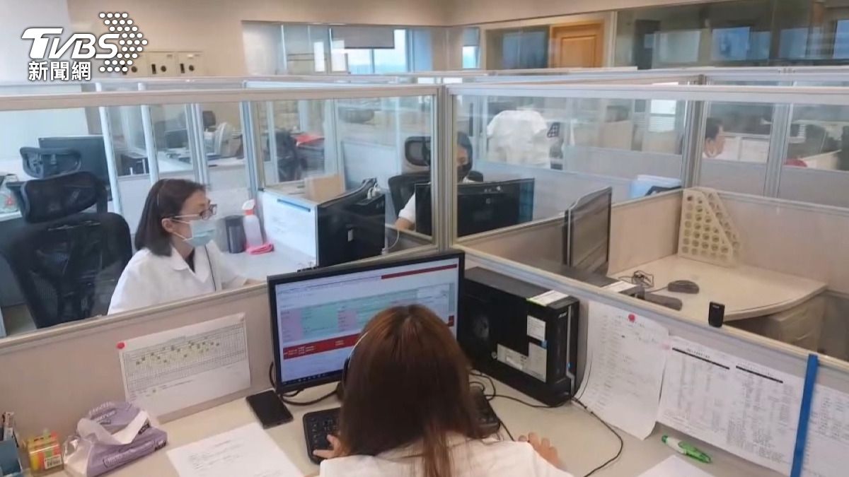 社會局也有替她安裝緊急救援系統，按下按鈕就能連線到24小時監控中心。(圖／消防隊提供)