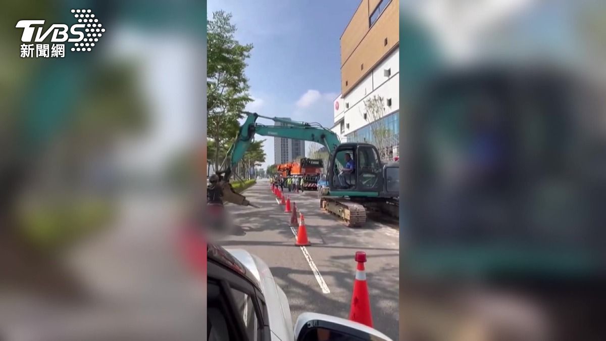 工人的怪手阻擋,引起後方駕駛看不下去,紛紛按喇叭表達抗議。(圖/TVBS)
