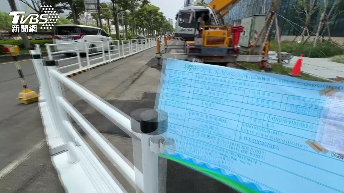 台中工地怪手「霸王伸挖斗」逼停騎士,台水急喊停工重罰了。(圖/TVBS)