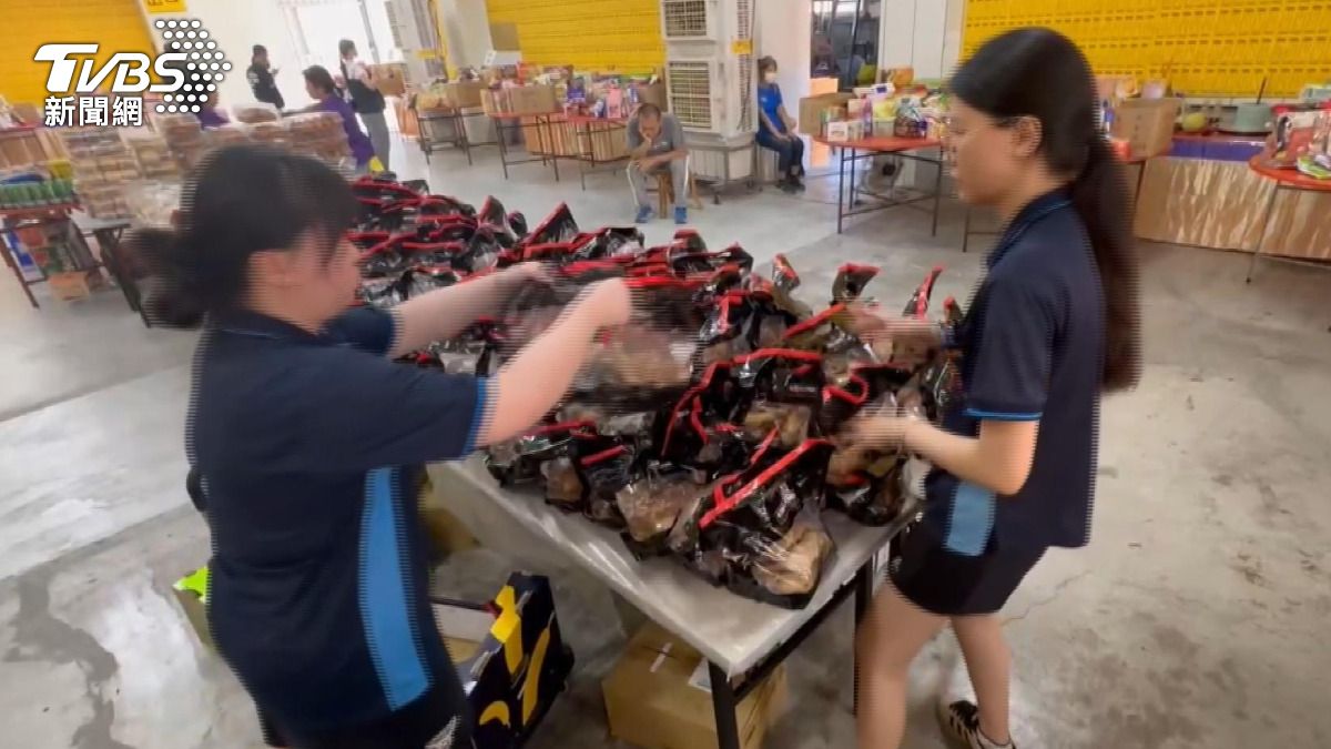 十分可口的雞腿,並非先給人享用,而是用來普渡祭拜嬰靈的供品。(圖/TVBS)