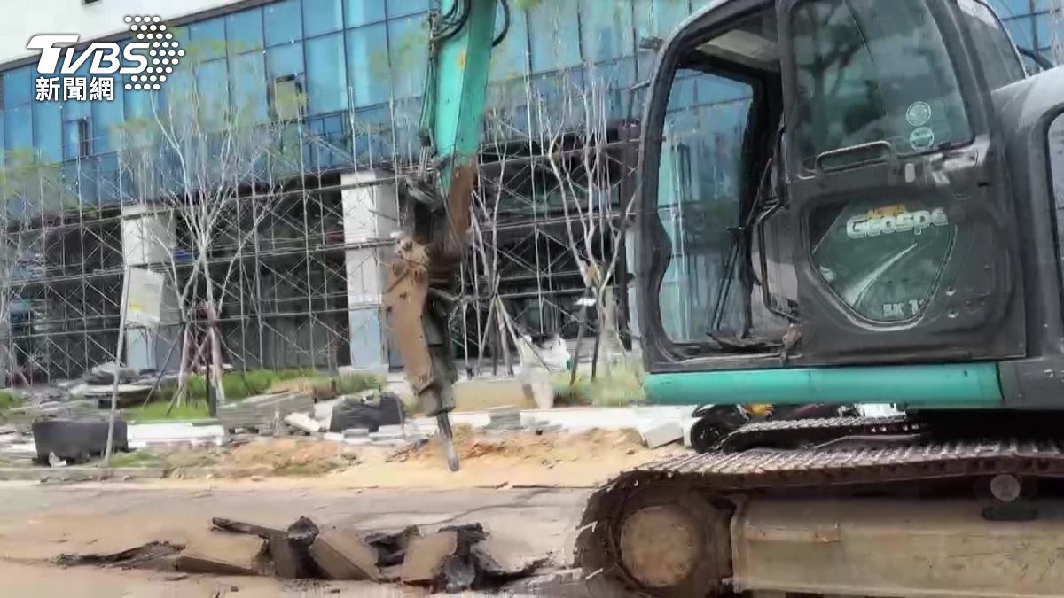 怪手伸挖斗擋騎士,台水包商停工罰4800。(圖/TVBS)
