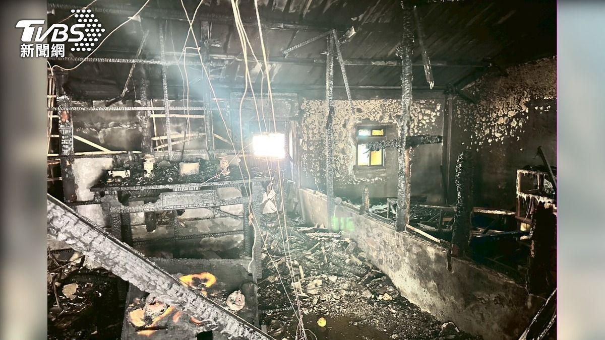 台南安南區一間鐵皮住宅,疑似配電不良引起爆炸,燒得面目全非。(圖/TVBS)