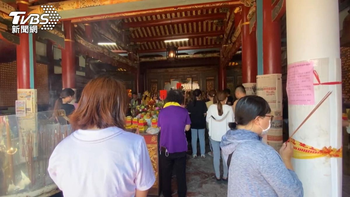 不僅傳承了農曆七月的民間習俗,也透過食物分享,將關懷傳遞給社會上需要幫助的人們。(圖/TVBS)
