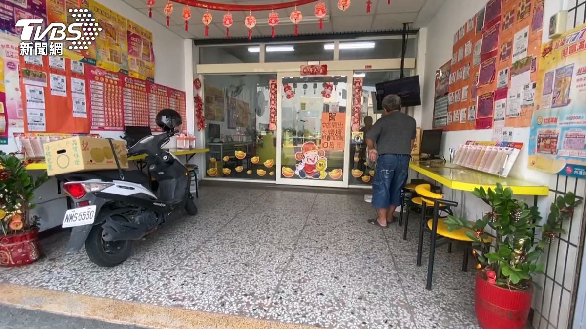 推車卻因騎樓有斜坡而開始緩緩倒退。(圖／店家提供)