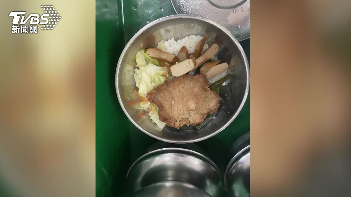 內湖高工家長怒控校方熱食部,便當又少又貴。(圖/家長提供)