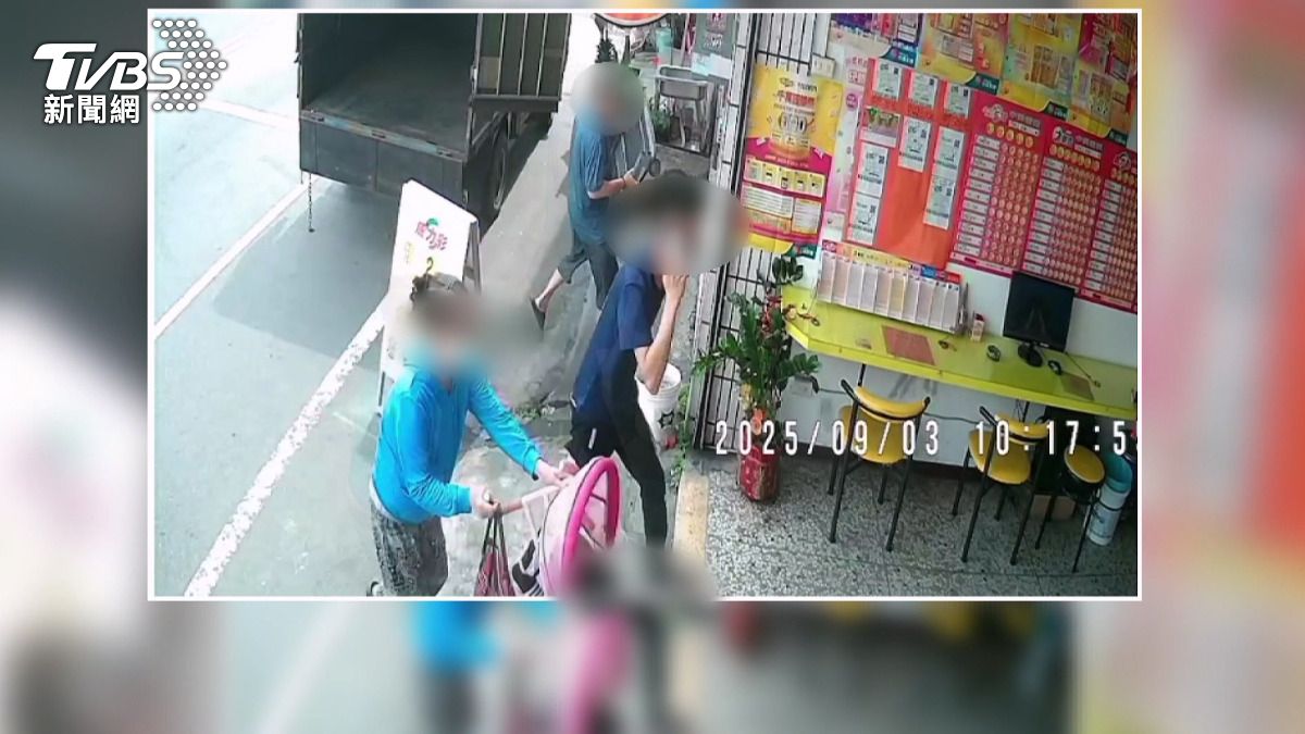 老闆表示，起初以為是錯覺，但很快意識到不對，立即衝出門外拉住已經開始滑動的推車。(圖／店家提供)