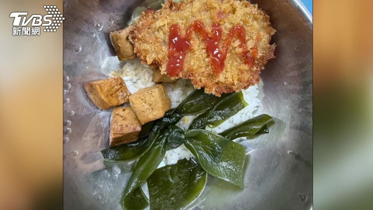 內工熱食部遭家長指控,因為備餐不足、分量太少,常害學生必須要去買泡麵果腹。(圖/家長提供)