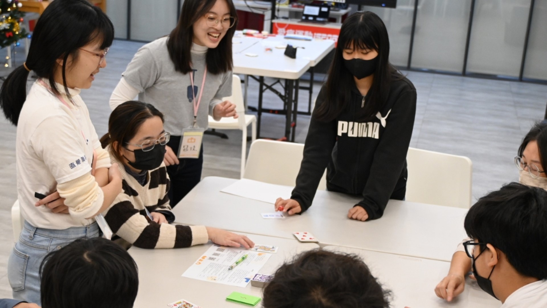 ▲賴予亭(最左)透過卡牌遊戲探索年輕學子的興趣。(圖/賴予亭提供)