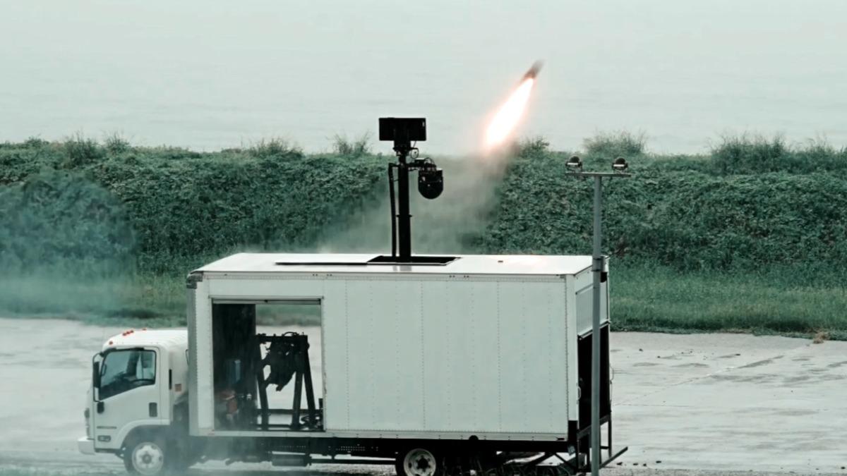 軍備局生製中心第209廠與航勤廠共同研發「車裝飛彈系統」,利用去識別化車輛,得以發射地獄火飛彈。(圖/軍聞社)