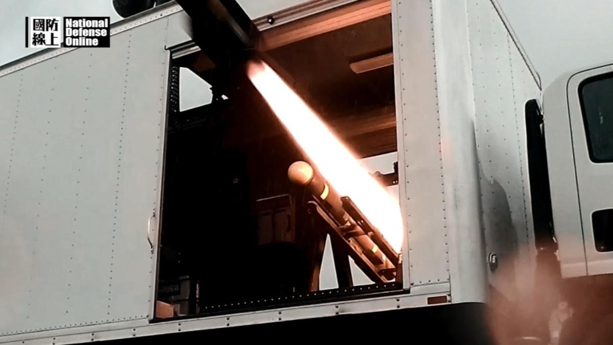 軍備局生製中心第209廠與航勤廠共同研發「車裝飛彈系統」,利用去識別化車輛,得以發射地獄火飛彈。(圖/軍聞社)
