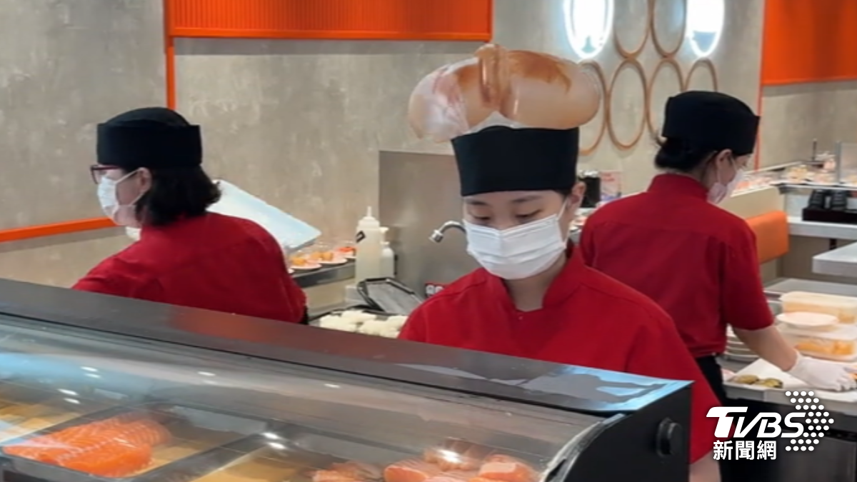 壽司店店員頭戴干貝。（圖／TVBS）