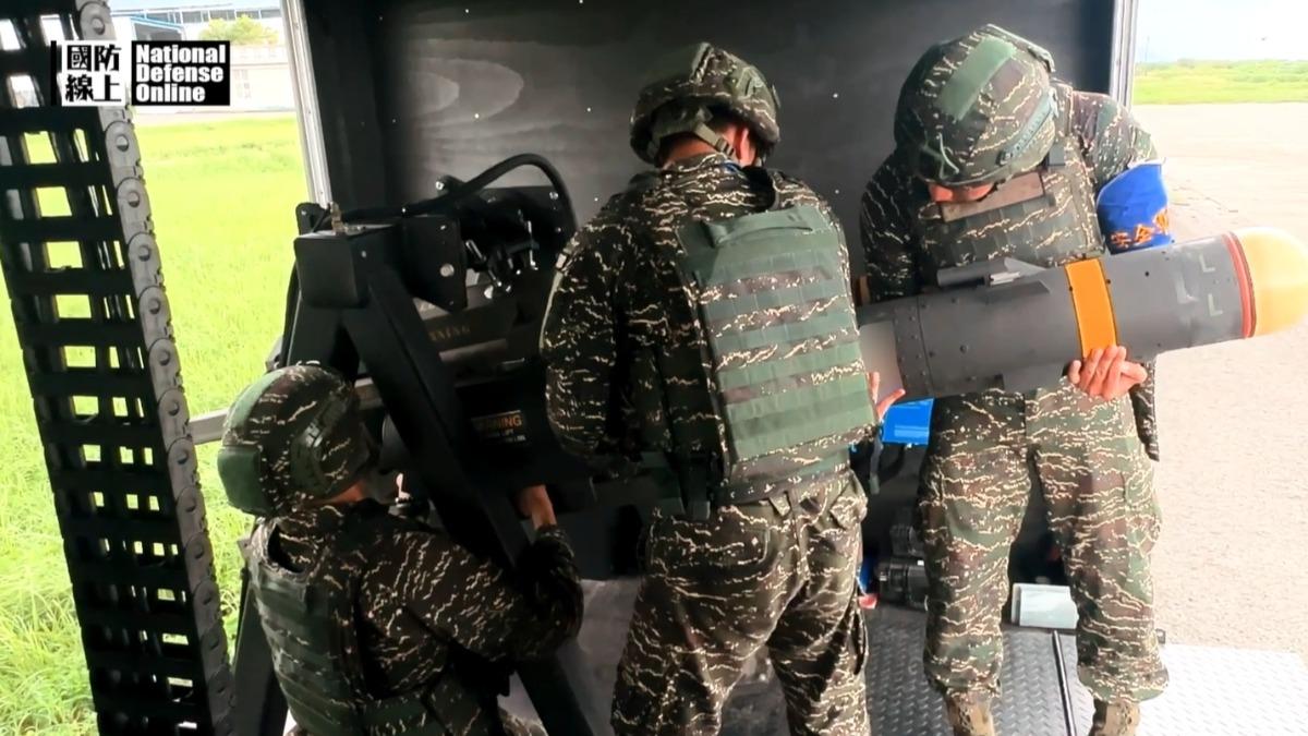 軍聞社的影片中,赫見車裝飛彈系統裝載的是長弓地獄火飛彈(AGM-114L);而裝填手則是陸戰隊人員。(圖/軍聞社)