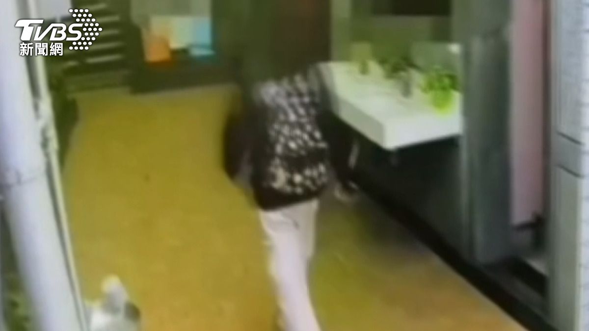 先進入洗手間等待一線手來交錢,收款後徒步離開。(圖/警方提供)