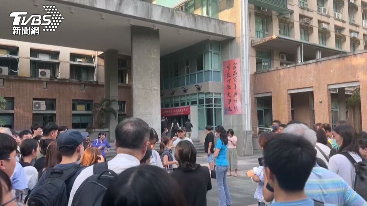 開學驚慌!中興大學2實驗室接連出事 3學生受傷送醫。(圖/消防隊提供)