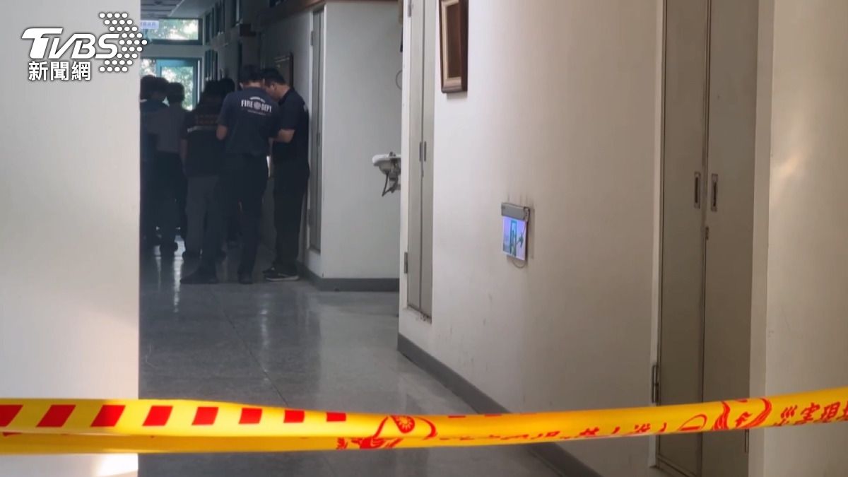 消防車緊急開進中興大學校園,將食品暨生物科技大樓圍起封鎖線。(圖/消防隊提供)