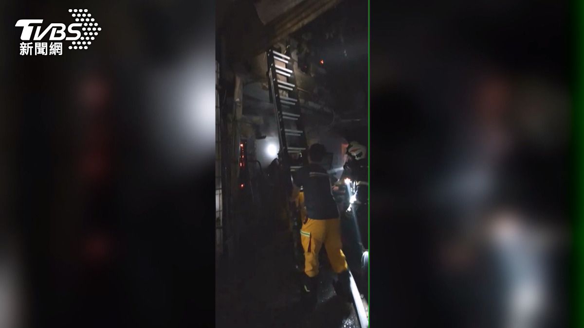 滅火完成後，消防人員搭梯進入屋內確認是否有人員受困。(圖／消防隊提供)