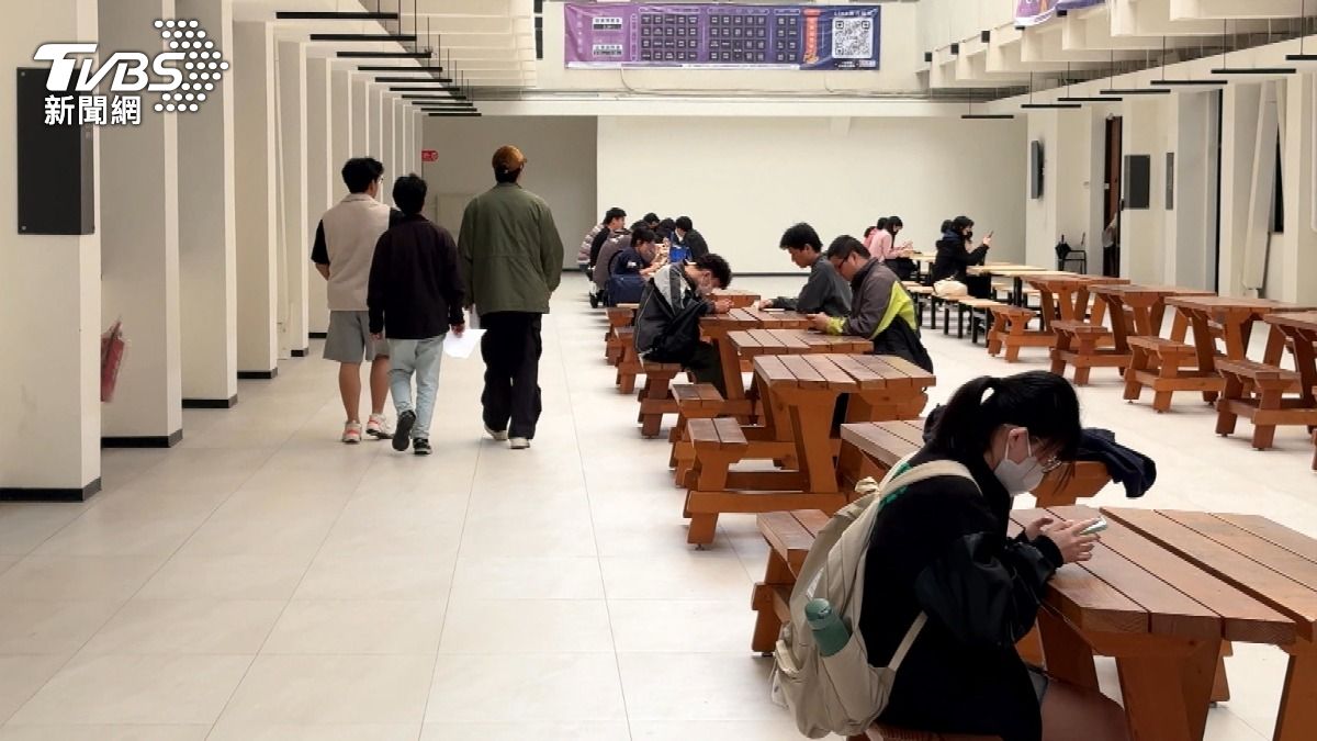 Z世代新鮮人憂被AI取代,專家:恐現結構性失。(圖/TVBS)