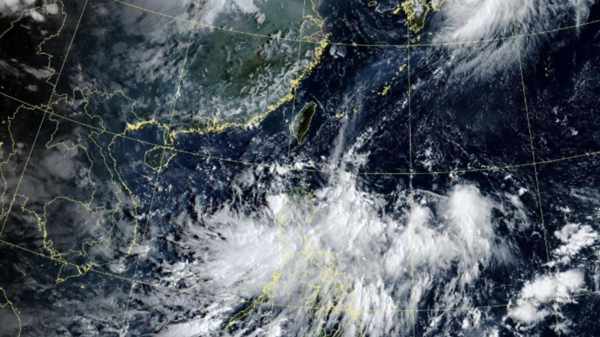 天氣/又要變天了!低壓環伺「全台炸雷雨」一片藍 悶熱潮濕躲不過