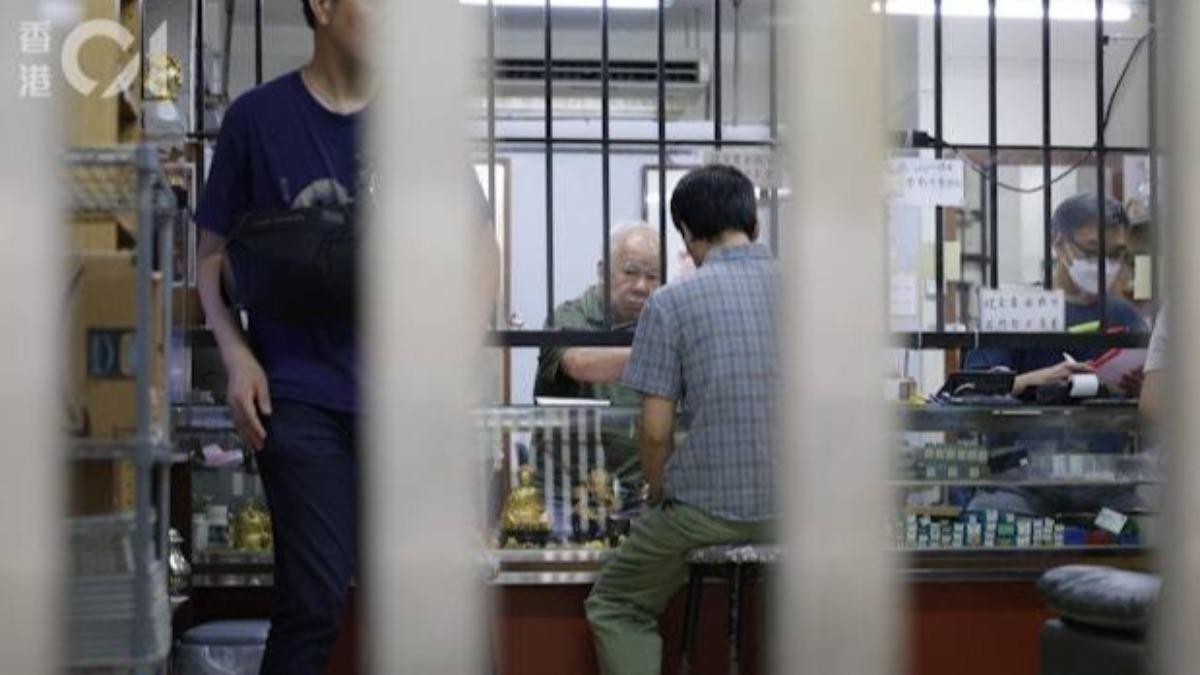 位於中環的忠記金行外,門口鐵門關上和設有派籌機。(圖/香港01)