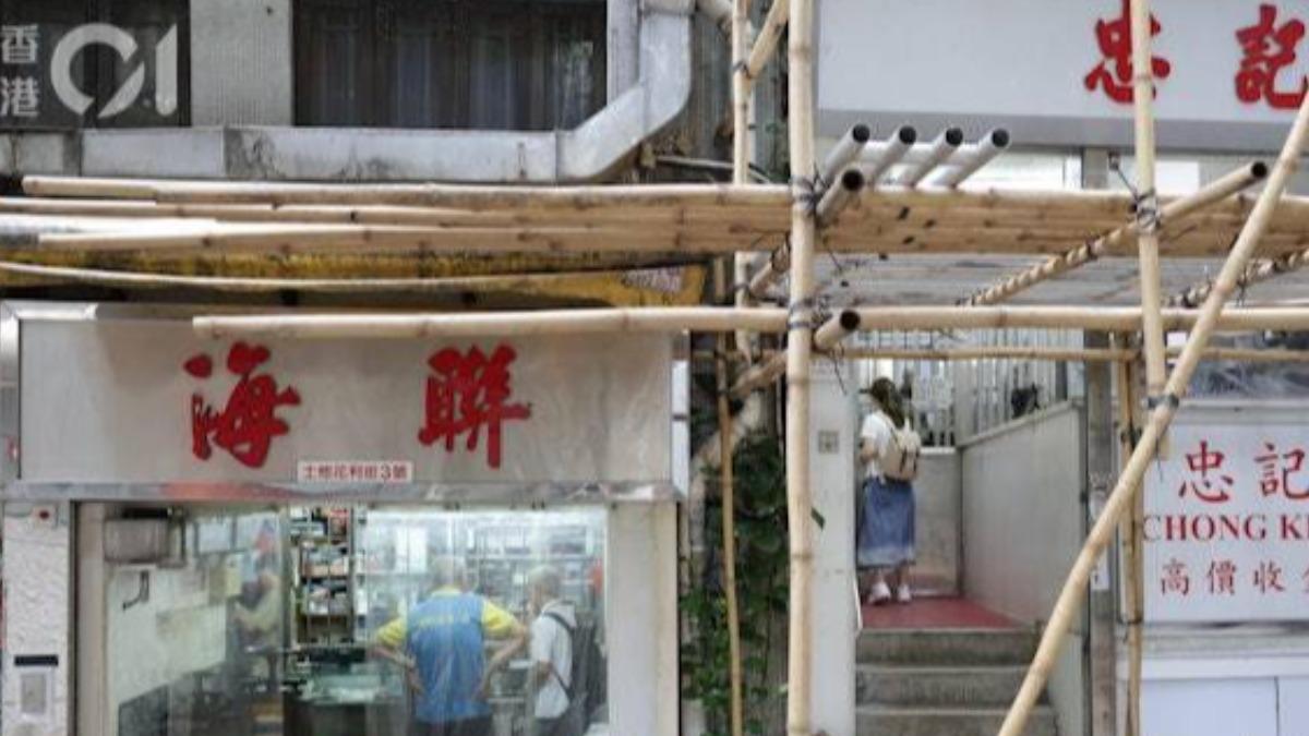 在忠記金行旁的海聯金行,雖然門口沒有出現排隊人潮,但仍持續有民眾進店詢問與賣金。(圖/香港01)