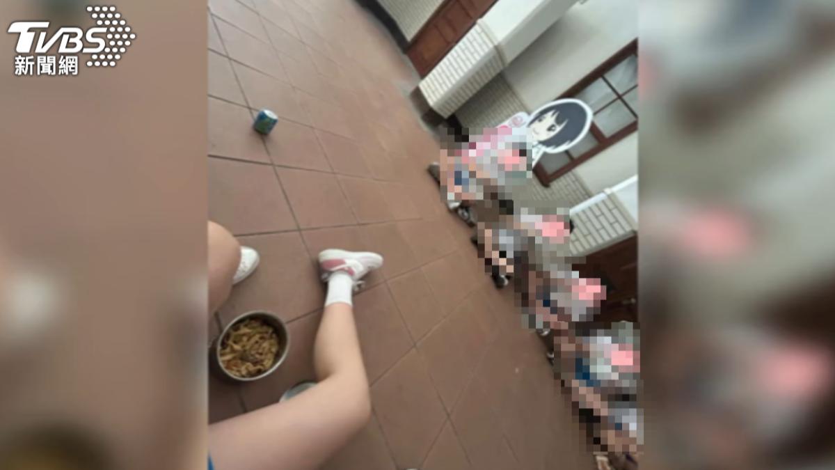 為爭外送自由,中山女高學生坐校長室外,吃午餐革命。(圖/學生提供)