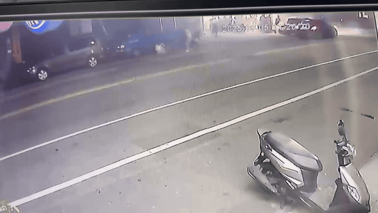 有片/台東深夜爆鬥毆!兩人馬砸店、刀棍狂K 1男疑腿部中彈