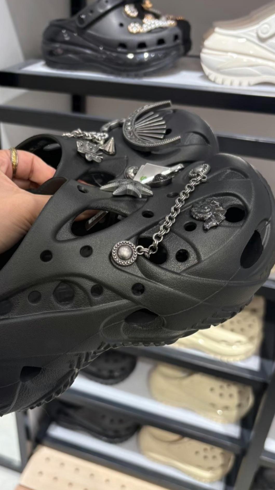 懶人鞋推薦:Crocs Caged Clog。(圖/翻攝自小紅書)
