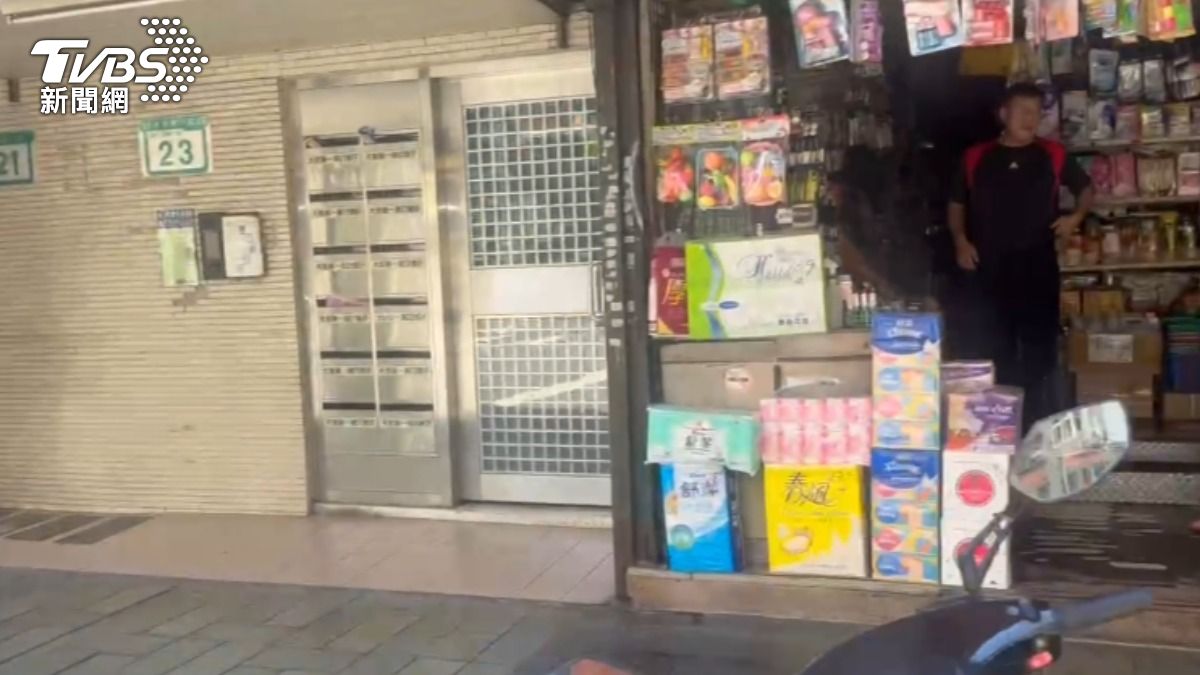 店家摸黑做生意。(圖/TVBS)