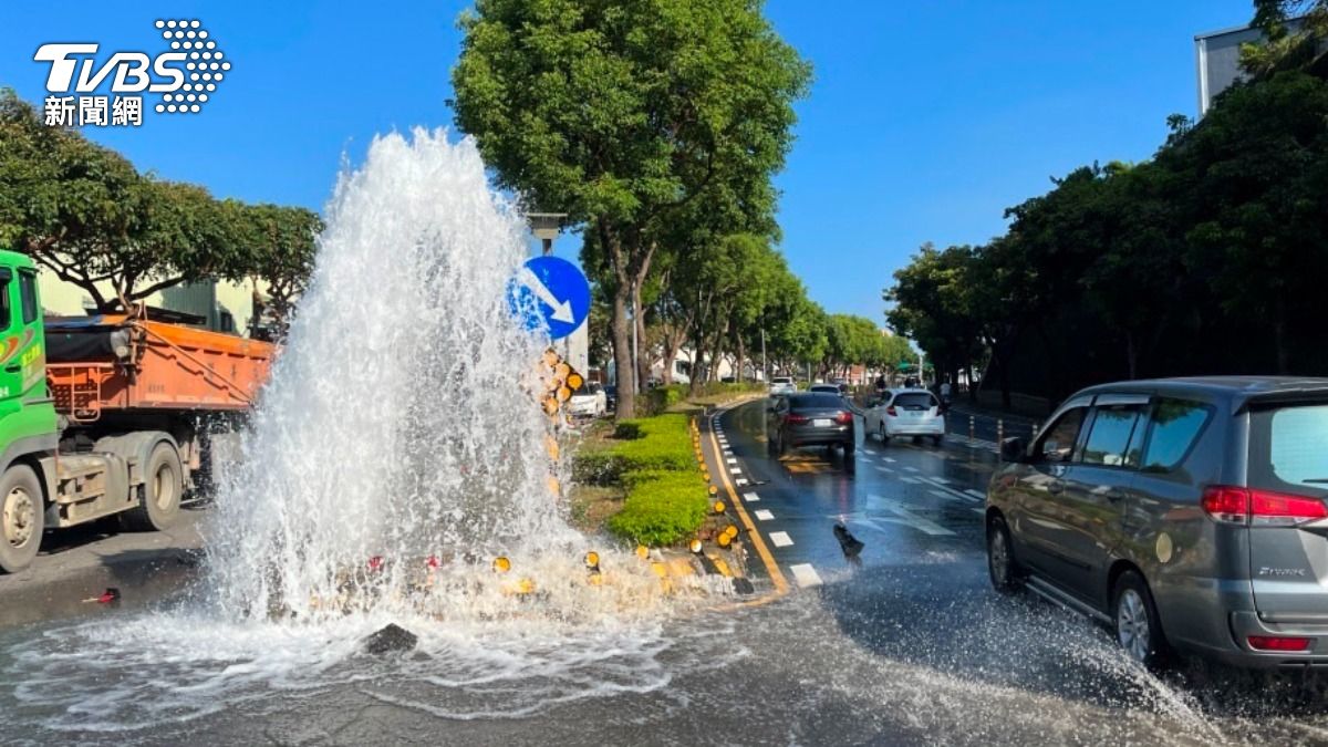 龜山小客車來不及閃撞爛自來水節流閥 水溢流整路畫面曝