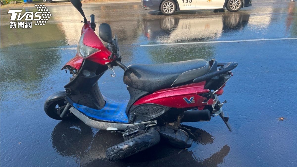 小客車與騎士擦撞。(圖/TVBS)