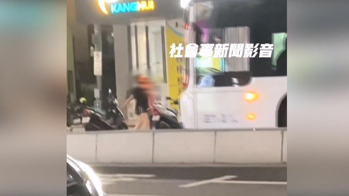 一名黑衣女子抱著嬰兒擋在車前面,怒氣沖沖像是在對司機叫罵(圖/翻攝社會事影音)