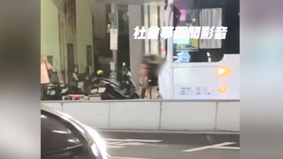 女子氣到不顧小孩安全,在大馬路上跟司機理論,甚至還摔一旁老人的手機(圖/翻攝社會事影音)
