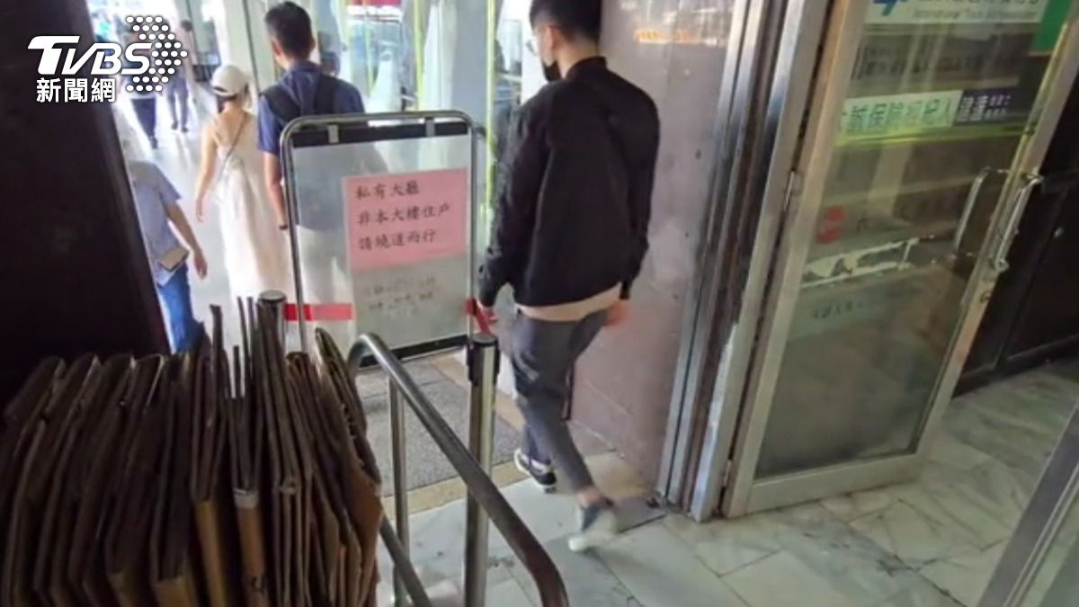 行天宮旁商辦擺設告示牌「私有大廳,非住戶請繞道」。(圖/TVBS)