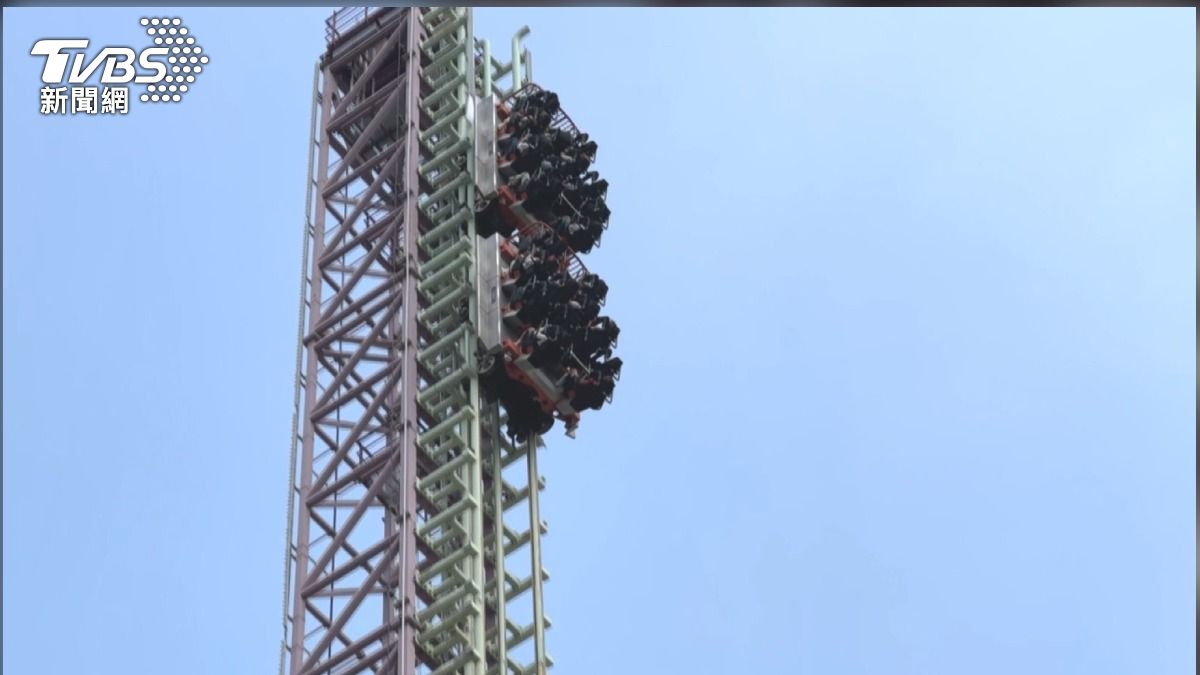 遊客搭極限挑戰意外卡半空 園方:非故障是安全機制啟動,工作人員經過半小時的檢測後,成功重新啟動設施(圖/TVBS)