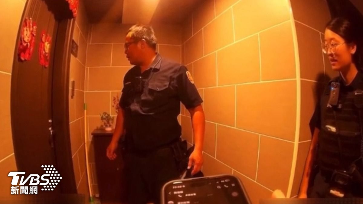 警方昨日晚間11時許前往陳男住家查看。(圖/TVBS)