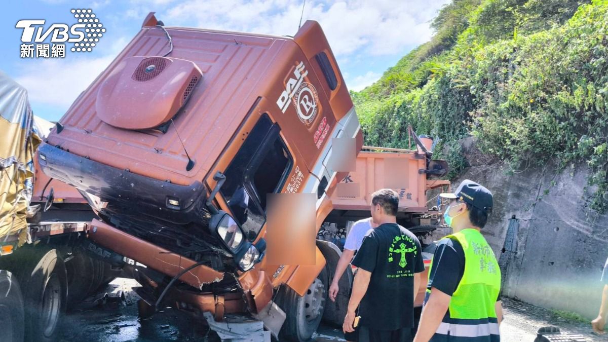 台2線砂石車擦撞油罐車。（圖／TVBS）