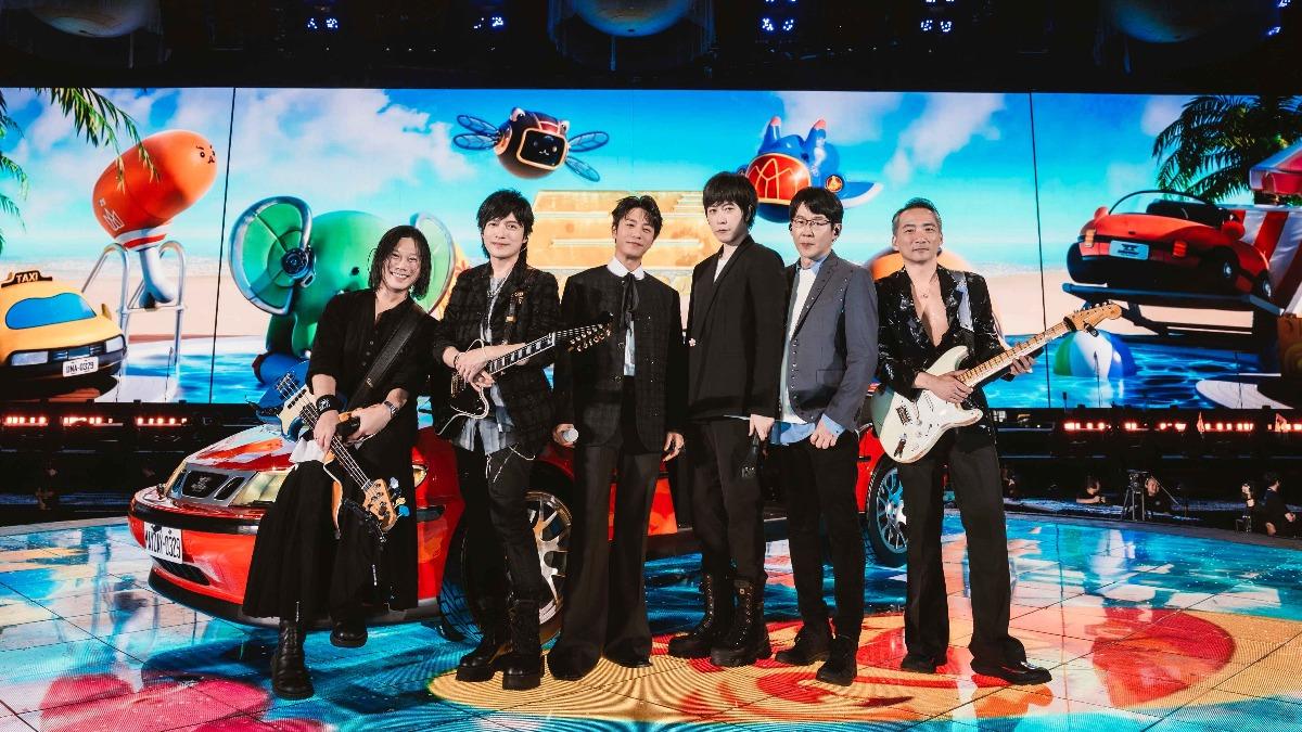 韋禮安擔任五月天上海場嘉賓,合唱〈香水〉等歌。(圖/相信音樂提供)