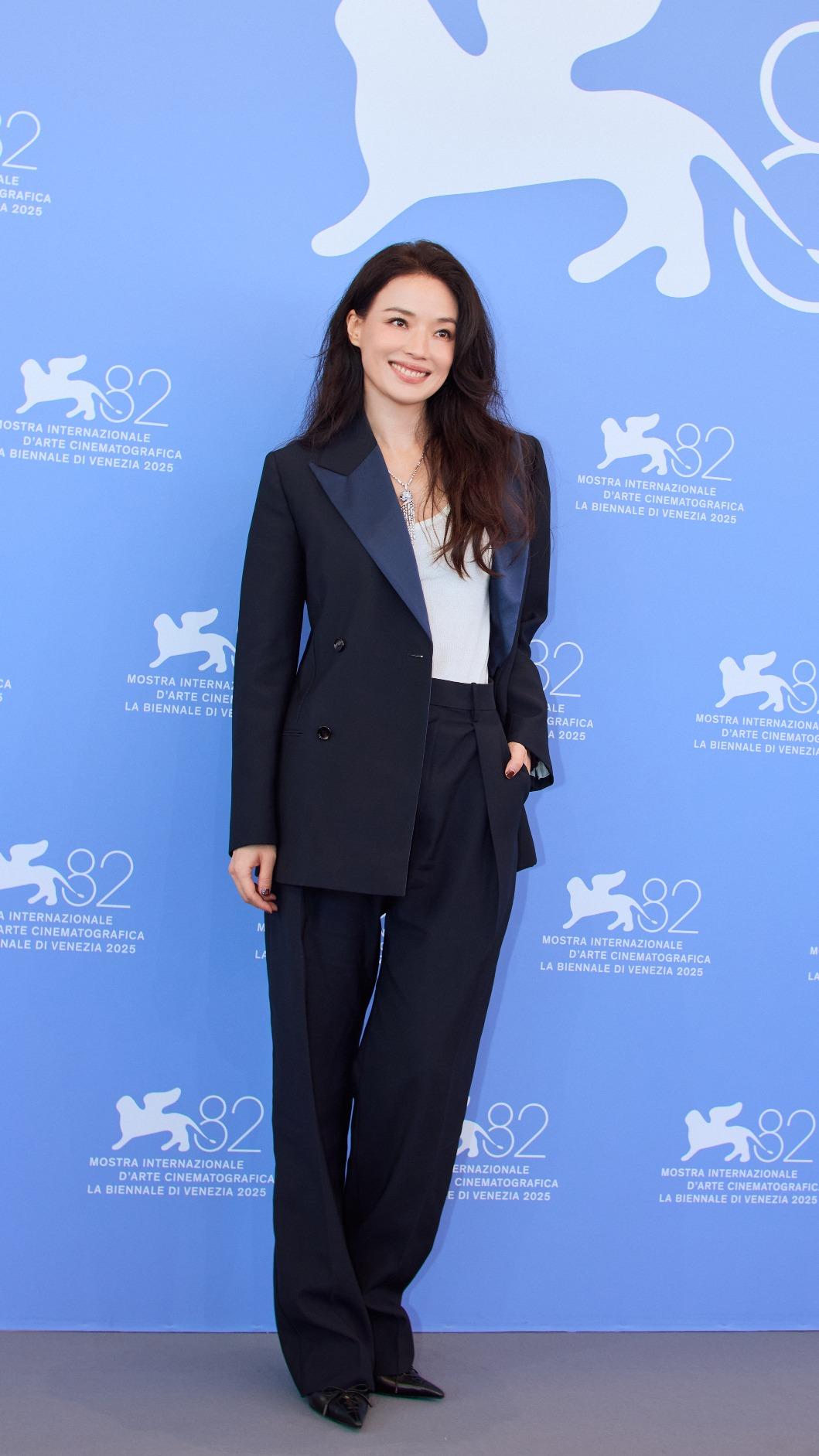 導演舒淇亮麗出席《女孩》威尼斯影展世界首映紅毯。(圖/甲上娛樂提供)