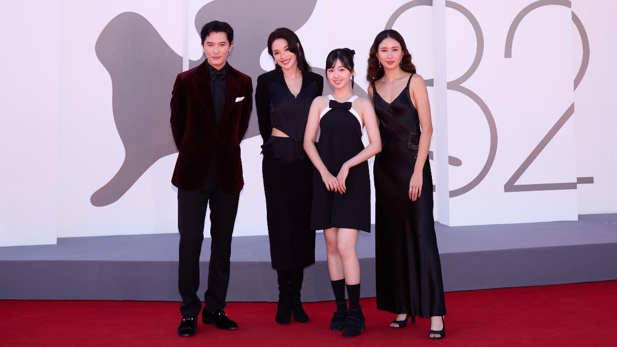 邱澤(左起)、導演舒淇、白小櫻、9m88亮麗出席威尼斯首映紅毯。(圖/甲上娛樂提供)
