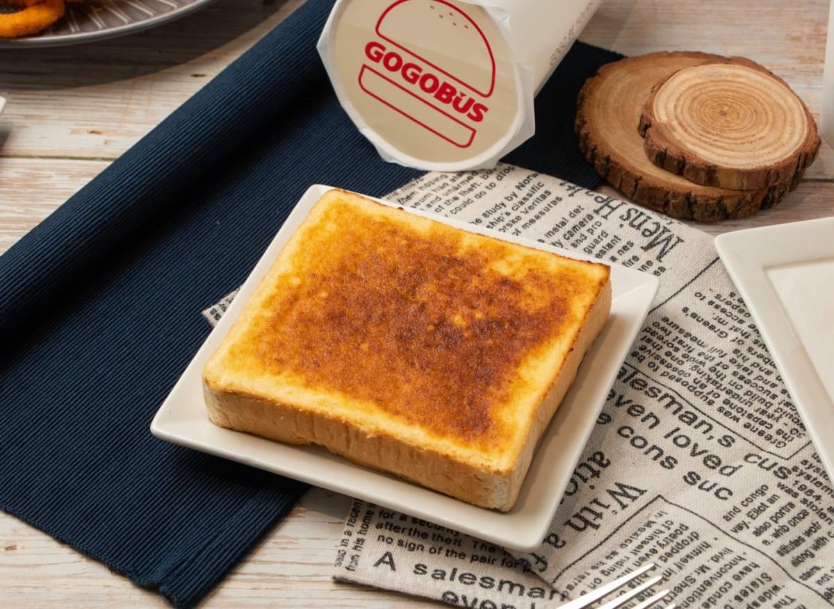 人氣招牌虎皮奶酥厚片，自製奶酥醬厚厚塗滿，烤到表面金黃焦香超誘人。（圖／GOGOBUS元氣巴士提供）