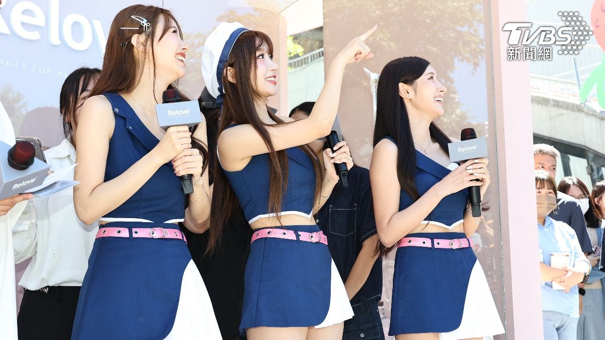 三位女神望向場邊的粉絲。（圖／張哲鳴攝）