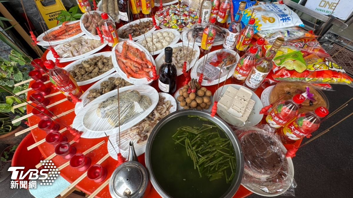 供品桌必備半生不熟的空心菜水及豆腐，背後別有意義。（圖／林雅婷攝）