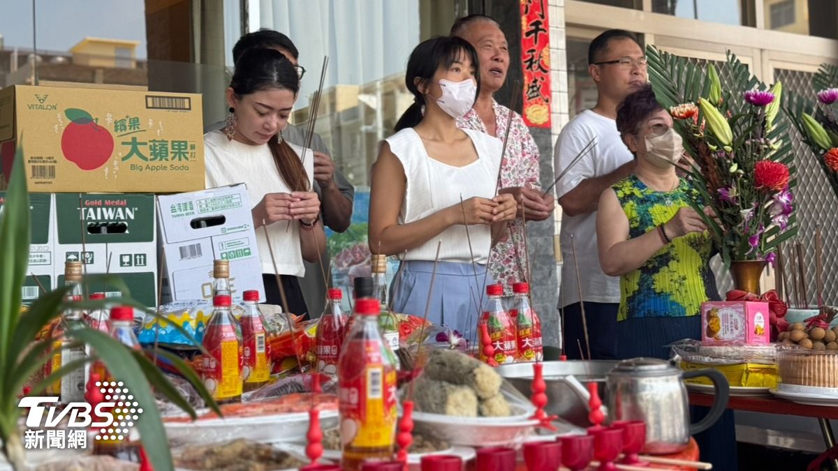 普渡供桌要「見天為主」不可家或陽台。(圖/林雅婷攝)