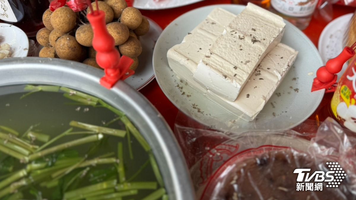 供品桌最重要的就是要準備「空心菜水」、「豆腐」。(圖/林雅婷攝)