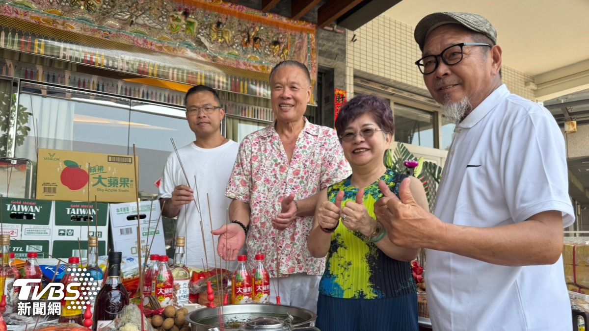 普渡之時,世人會準備豐盛食物施捨、布施。(圖/林雅婷攝)